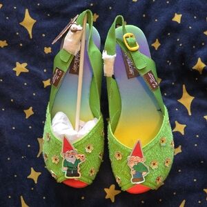 NIB Chocolaticas Hot Chocolate Designs Green Naughty Gnome Sandals Size 10, 40
